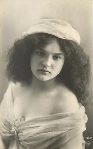 RPPC Postal 1061 Hermosa Sensual Morena Niña Vestido Fuera del Hombro - Imagen 1 de 2