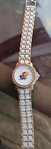 Kansas Jayhawks Damenuhr bicolor Silber und Gold Quarz MYRRL RAE Ltd - Bild 1 von 3