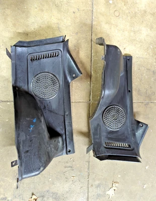 Mazda RX-7 FB RX7 1981-1985 negro trasero derecho interior cuarto de moldura par OEM usado Foto 1 de 4