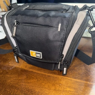 Estuche para cámara Case Logic pequeño negro con cremallera bolsa de nailon suave con correa para el hombro Foto 1 de 4