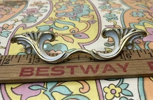 Eine Vintage 60er Jahre französische Provinz Schubladenzug massiver Messinggriff 3" mittig - Bild 1 von 3