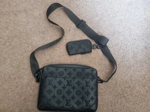 Louis Vuitton Men Black Crossbody bag - Picture 1 of 6