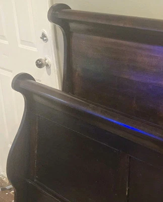 Marco de cama antiguo king de madera maciza de mediados de siglo. Cabecero estribo, solo. Foto 1 de 4