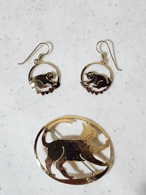Pendientes colgantes Wild Bryde Kitty Cat firmados con broche a juego Foto 1 de 4