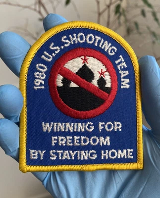 Moscú 1980 Juegos Olímpicos EE. UU. Equipo de Tiro Boicot Eslogan Kremlin On Stop Sign Parche Foto 1 de 2