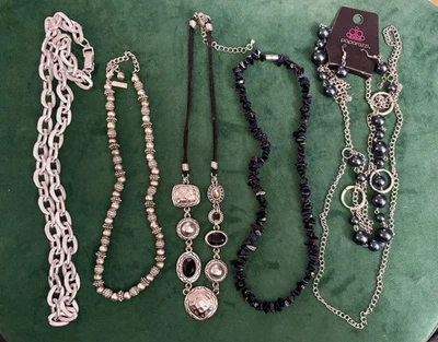 Collar y pendientes vintage y nuevos en tono plata Paparazzi, Napier, Lia Sophia Foto 1 de 4