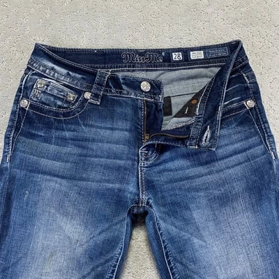 Pantalones de mezclilla Miss Me 28x32 tiro medio ajustados corte bota adornados alas mariposa lavado oscuro Foto 1 de 4