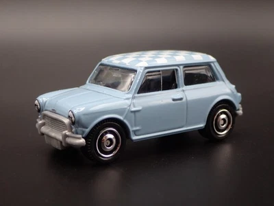 1959-1967 AUSTIN MINI COOPER MARK I BLU MODELLO DIECAST IN SCALA 1:64 DIORAMA - Immagine 1 di 4