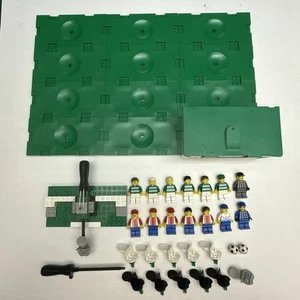 Lego Fußball Minifiguren Lot mit Grundplatten und Fußballrufen - Bild 1 von 9