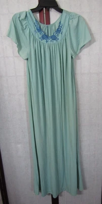 Vanity Fair* Green Embroidered Polyester Vintage Women's Nightgown Size M - Image 1 of 3