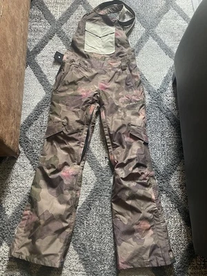 Pantalones babero de nieve Cassie de camuflaje para mujer Armada espalda cruzada con tirantes XS Foto 1 de 3