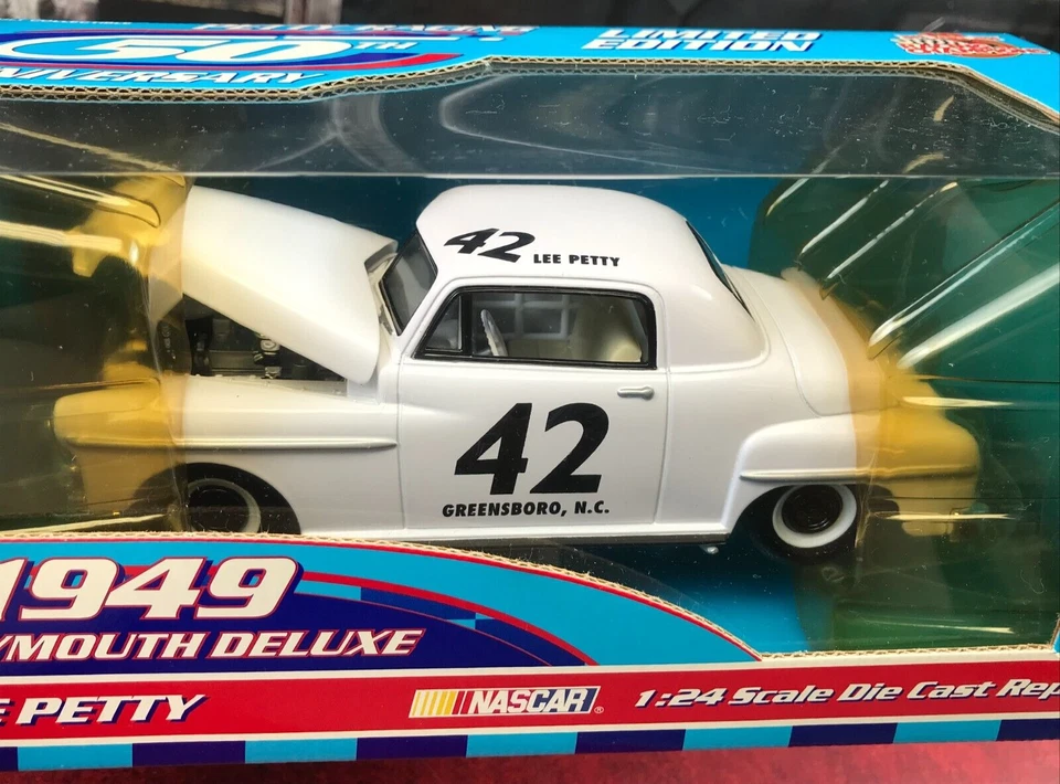 NEW IN BOX Diecast Racing Champions 1949 PLYMOUTH DELUXE LEE PETTY 1:24 White - Image 1 of 4