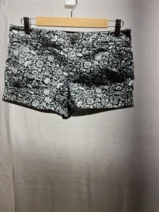 American Eagle Outfitters Shorts Women's Size 6 Midi Stretch Black Floral Cuffed - Picture 1 of 8