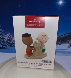2022 Hallmark Keepsake Peanuts Ornament FRANKLIN AND CHARLIE BROWN Sand Castle - Picture 1 of 8
