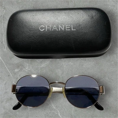 Gafas de sol CHANEL vintage ovaladas marco de metal plateado lentes gris oscuro Foto 1 de 4