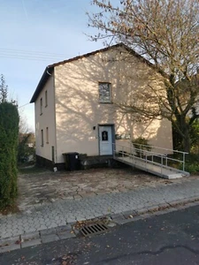 2 Familienhaus + kleine Kellerwohnung, Balkon, Terrasse, 2Garagen, großer Garten - Bild 1 von 4