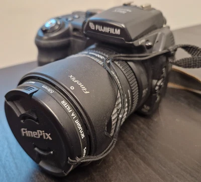 Fujifilm FinePix S9500 Digital Camera - Spares/Repair-Issue within battery comp. - Image 1 of 4