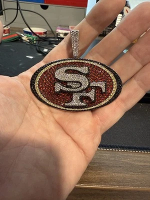 Colgante grande GLD Shop San Francisco 49ers enchapado en oro blanco Foto 1 de 4