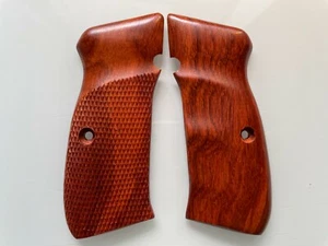 Precioso agarre de madera dura para CZ SP01/75/85 tamaño completo a cuadros con dedo - Imagen 1 de 4