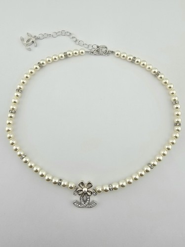 Collana di perle Chanel con logo CC in cristallo e dettaglio floreale 2024