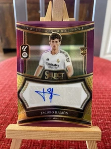 2024-25 Panini Select La Liga Signatures Jacobo Ramon Rookie Purple Prizm /49 - Bild 1 von 2