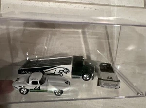 GRUPO #44 JAGUAR TIPO E cupé TRIUMPH Bob TULLIUS TEAM TRUCK CAJA DE EXHIBICIÓN PERSONALIZADA - Imagen 1 de 12