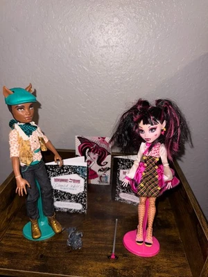 Monster High Draculaura and Clawd Wolf School’s Out Forbitten Love 2011 Mattel - Image 1 of 4