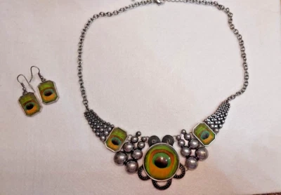 Collar y pendientes de cadena de plata cepillada con plumas de pavo real Foto 1 de 4