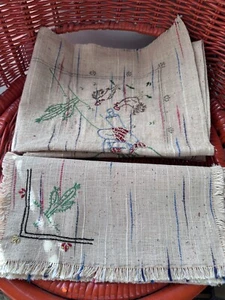 New Vintage handmade embroidered small tablecloth and 4 napkins - Foto 1 di 9
