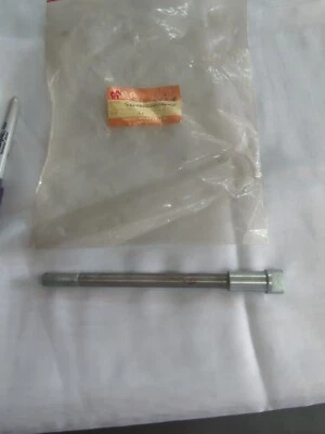 NOS OEM 1972 SUZUKI 72 TC90 TC 90 TC90J BLAZER - EJE DE RUEDA DELANTERA EJE PERNO EJE Foto 1 de 3