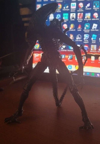2009 NECA ReelToys - Aliens (Xenomorph Alien) 20th Century Fox - USED Cover