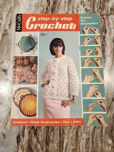 Libro de patrones vintage de lecciones de ganchillo paso a paso de McCall's para principiantes 1968 - Imagen 1 de 7