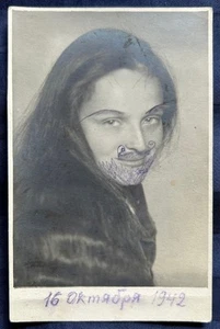 Vintage Foto Portrait junge Frau verunstaltet mit Graffiti Schnurrbart & Bart 1942 - Bild 1 von 2