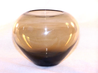 Rauchglas-Vase, braun, H.9 cm, Des, Wilhelm Wagenfeld, 60er J., Rand geschliffen - Bild 1 von 4