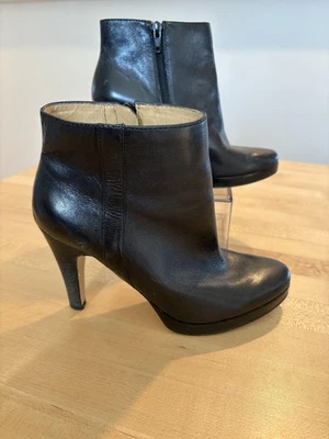 Botas Nine West para mujer talla 6,5 botines al tobillo de cuero negro NUEVAS CON ETIQUETAS REMACHET tacones con cremallera Foto 1 de 4