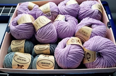 900 g Strickwolle Flieder + Grau, NDL 6-7, 75 % Polyacryl 25 % Schurwolle, NEU - Bild 1 von 4