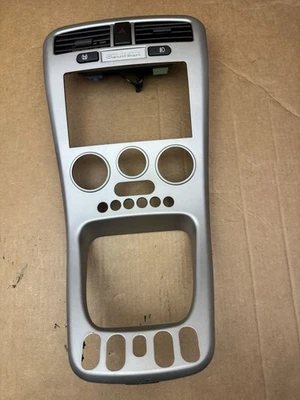 Chevrolet Chevy Equinox 2005-2006 ventilaciones centrales tablero embellecedor radio bisel imperfecciones Foto 1 de 4