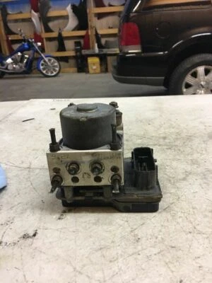 2006 Mitsubishi Galant ABS антиблокировочный тормозной насос - Изображение 1 из 4