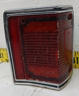 Bisel de luz trasera derecha GM OEM + cubo + lente Chevrolet Chevelle 1970-1972 (SVM157) Foto 1 de 4