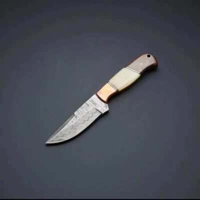 Cuchillo desollador Damasco de caza hecho a mano personalizado con mango de madera y hueso Foto 1 de 3