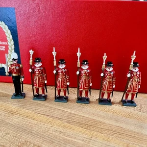 Tradition Toy Soldiers Beefeaters Yeoman Warders pintado a mano 54 mm Londres - Imagen 1 de 16