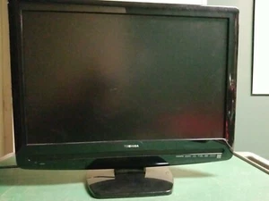 Toshiba 22LV50622" LCD HDTV with built-in DVD player - Picture 1 of 3