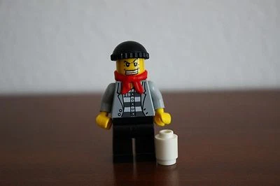 Lego Advent Calendar 2011 City (Day 1) Robber with Snowball Set 7553-2 - Image 1 of 2