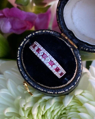 Anillo contemporáneo de media eternidad de rubí y diamantes de oro blanco de 18 quilates Foto 1 de 4