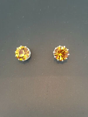 Estupendos aretes corona de 8 mm con piedras de topacio. Hecho en Reino Unido  Foto 1 de 4