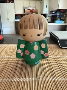 Vintage Japanese Green Floral Kokeshi Wooden Doll - Purchased In Japan - Picture 1 of 7
