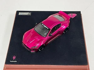 1/43 AB Models Maserati Granturismo Liberty Walk Pink Custom Leather Base. 1 - Bild 1 von 6
