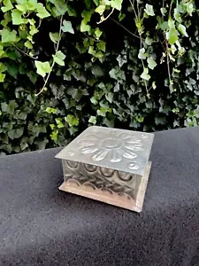 3" Quadratische Repousse Primitive mit Deckel Glänzend Chrom Blechdose - Bild 1 von 5