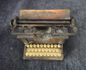 Mini temperamatite vintage finitura bronzo metallo "Renington" macchina da scrivere - Foto 1 di 4