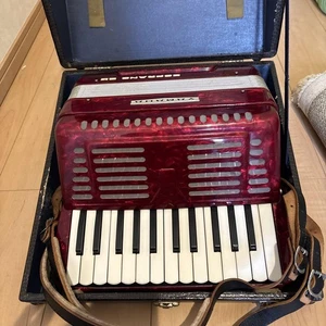 YAMAHA Steel Reeds Accordion Red Vintage 30 Keys with Hard Case Tested Japan - Picture 1 of 7